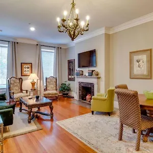 Apartment 201 York #3 - Homey Downtown 2 Bedroom Steps From The River, Savannah