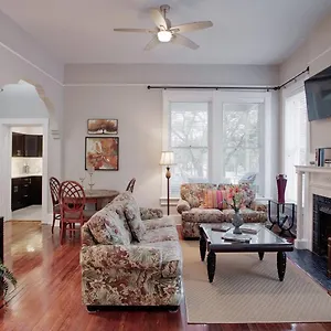 Apartment 420waldburg A - Modern Apt With Southern Charm Blocks From Forsyth, Savannah
